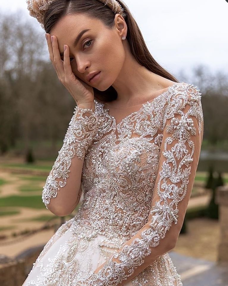 Brudekjole med glimmer og gloss a line med ærmer