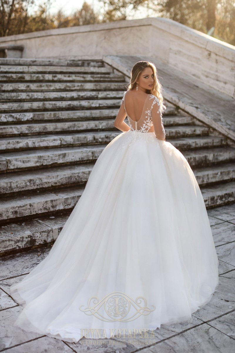 Prinsesse brudekjole med blomster uden slæb