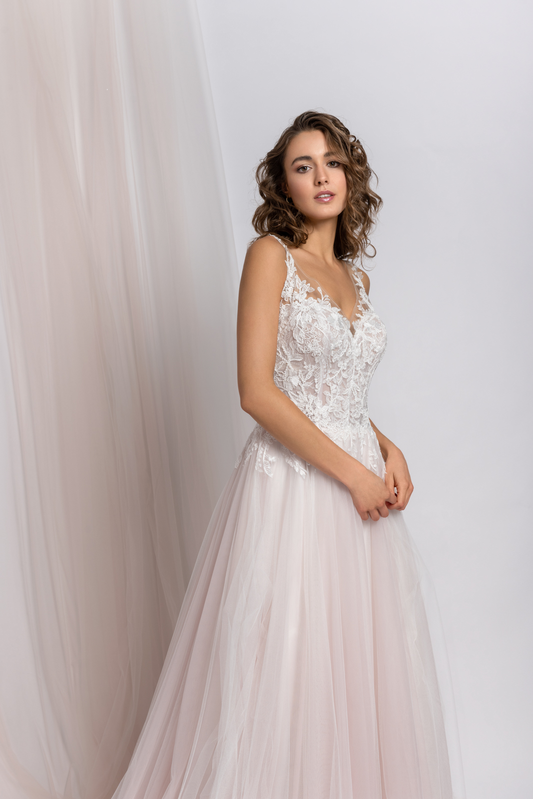 Lina Becker brudekjole med fine blonder som fortsætter ned ad maven