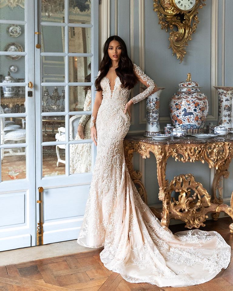 Pollardi slimbrudekjolen med lange ærmer og blonder