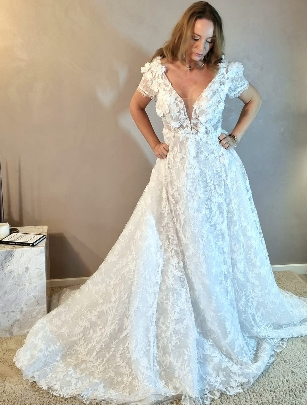 Brudekjole med ærme og total blonde på kjolen