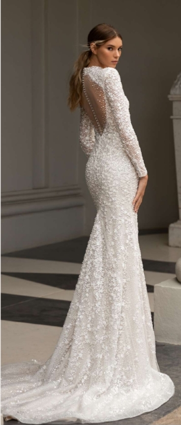 Brudekjolen med høj hals og ærmer