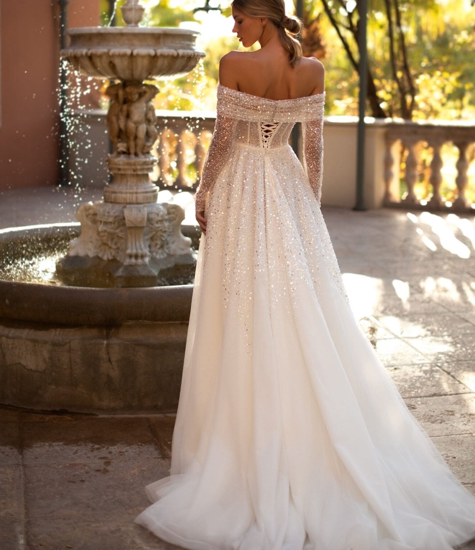 Glimmer brudekjole med ærmer og corset