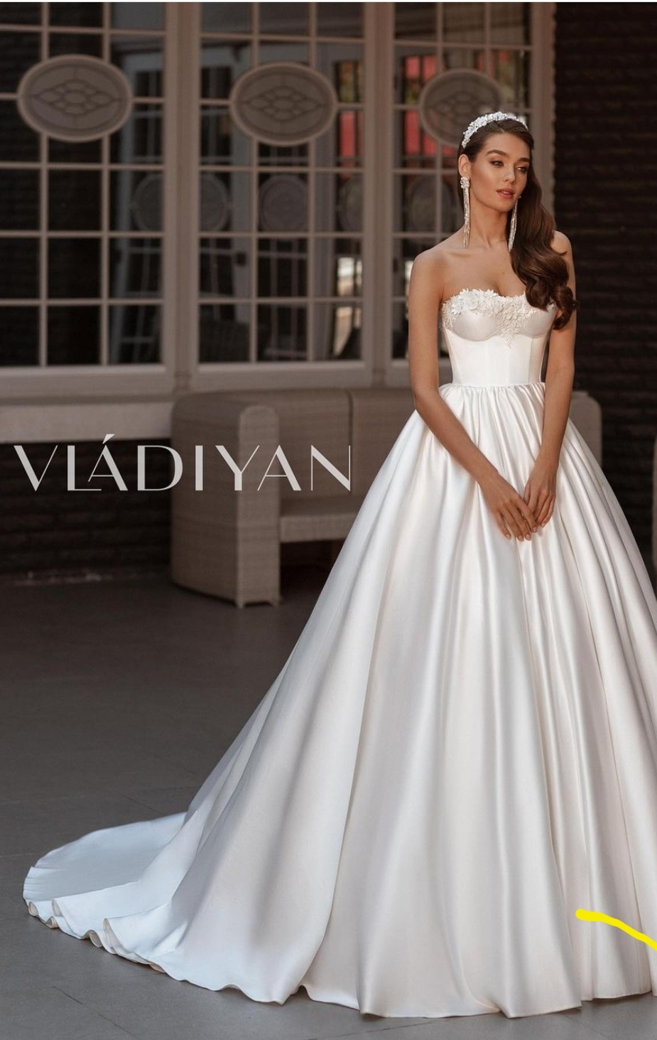 Brudekjole med blomster 