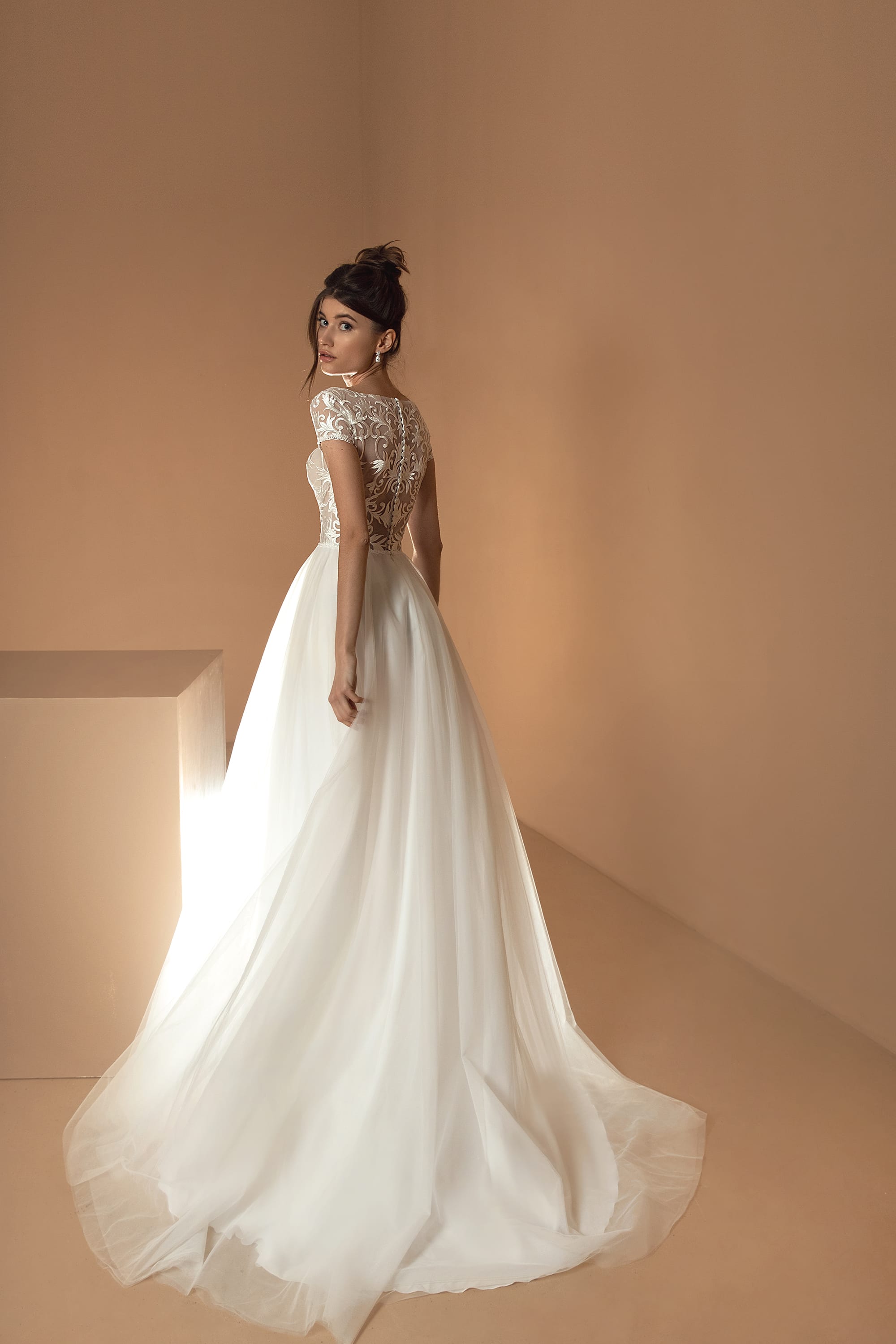 Brudekjolen med ærme og let hvid tyl med knapper i ryggen