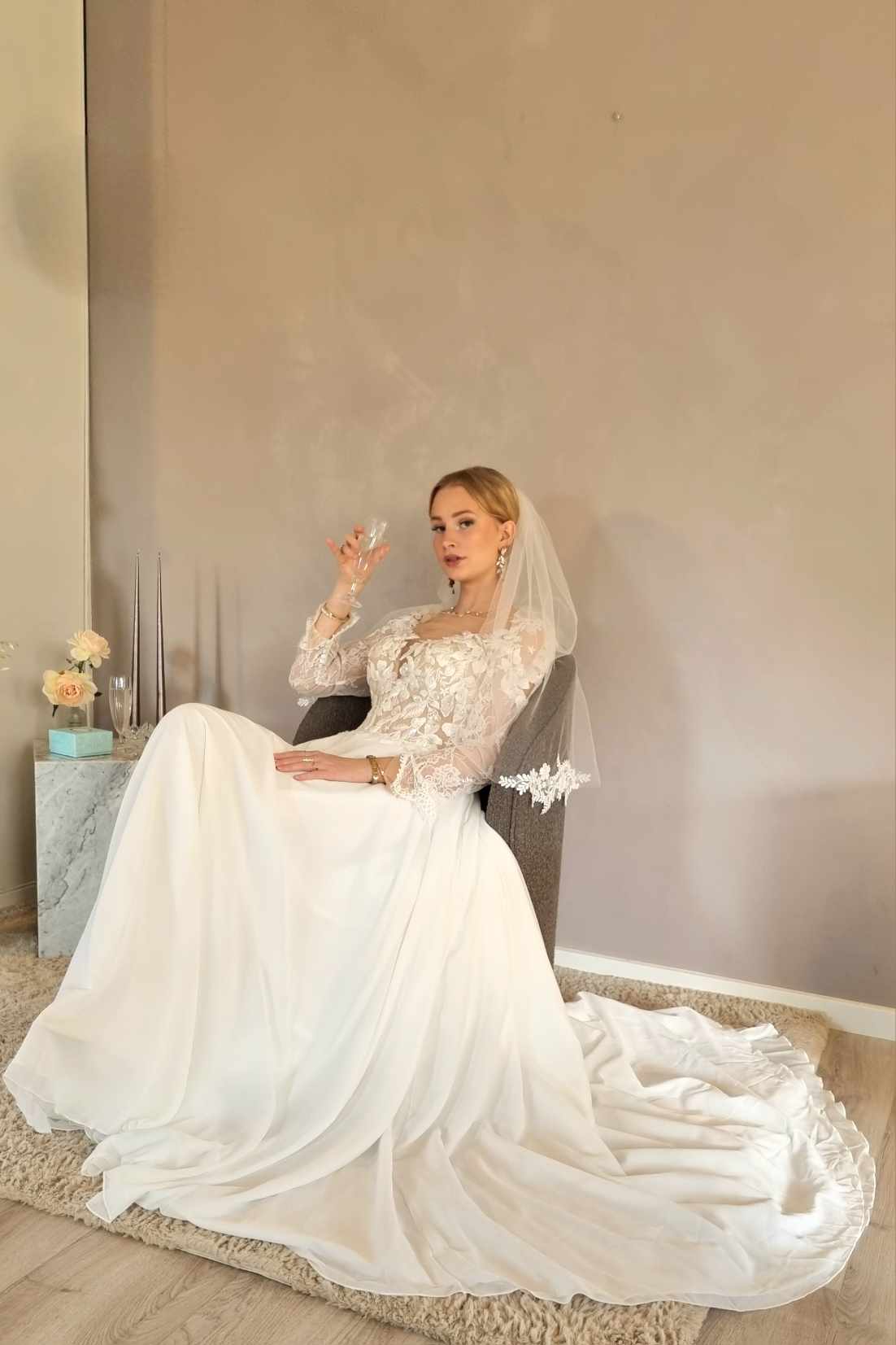 Brudekjole med blonde og glat skørt