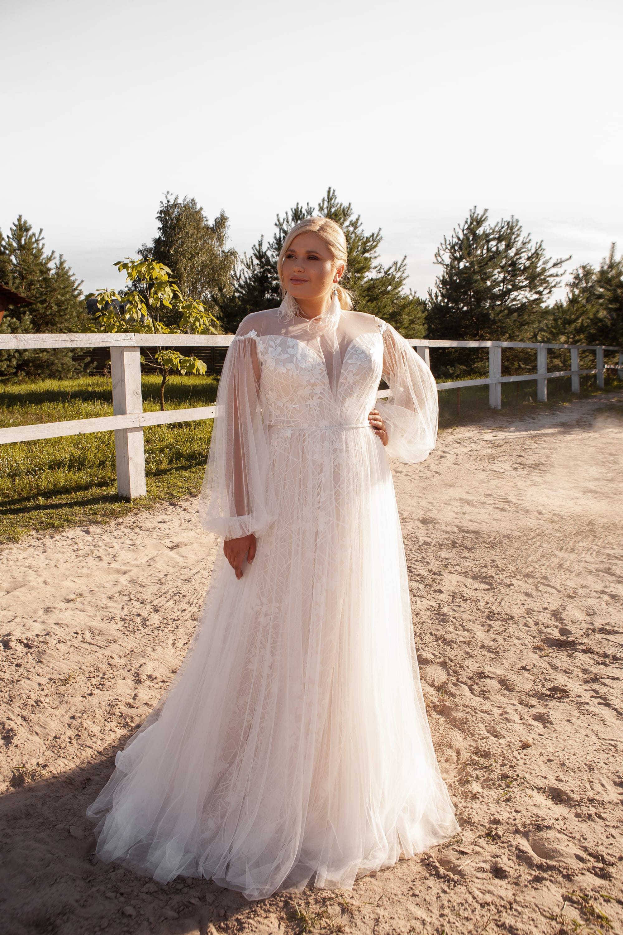 Eliot brudekjole i store størrelser med ærmer, tilbud