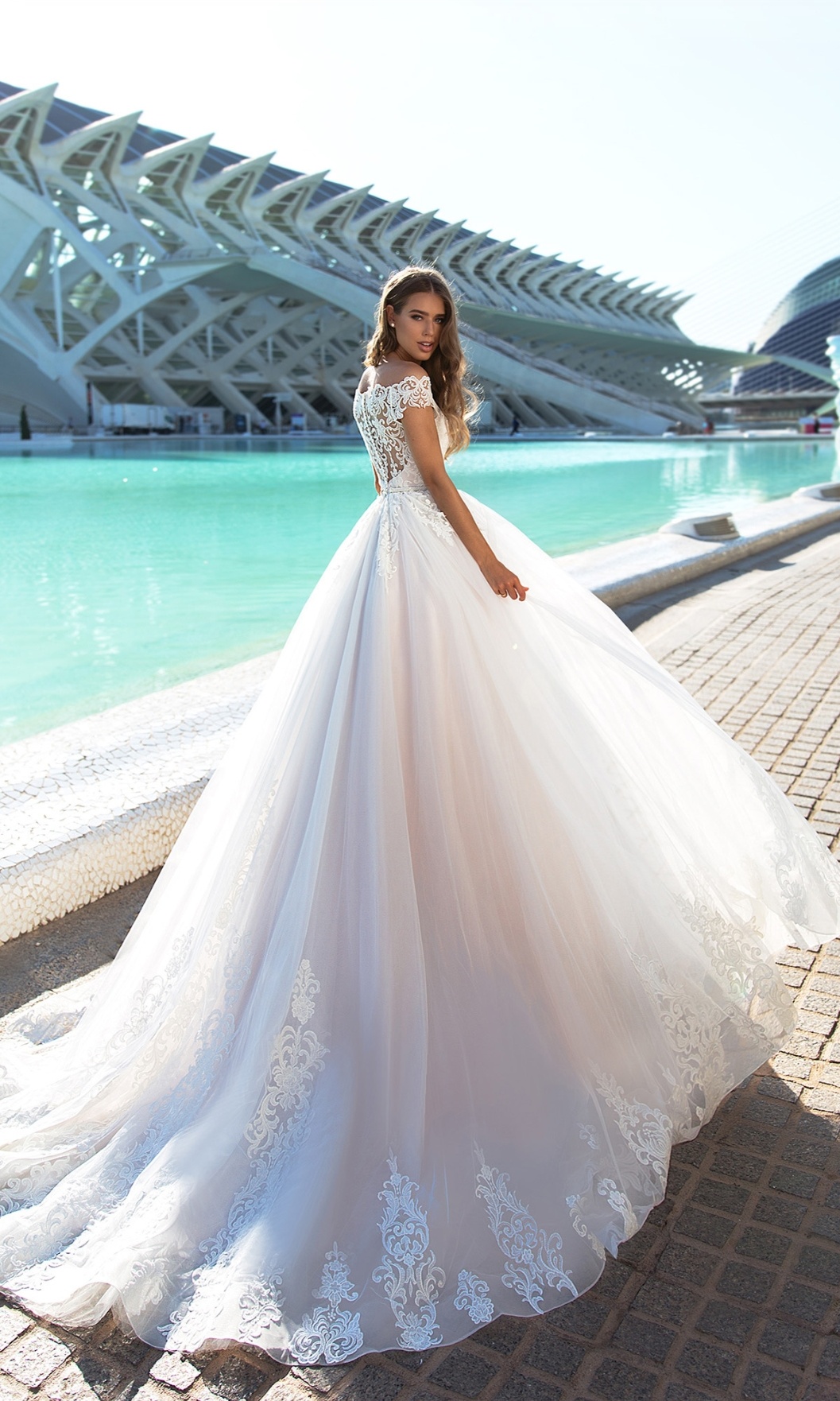 Loretta 2025 brudekjole med farve