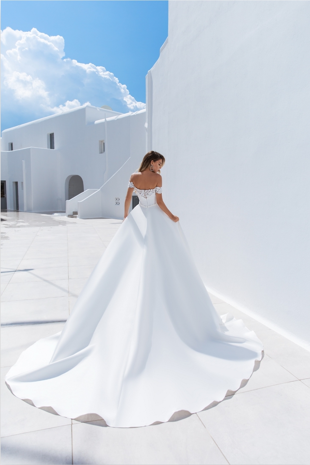 Glat brudekjole med ærmer på skrå 