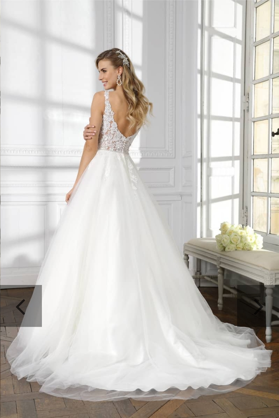 Brudekjole med a Line tyl skørt dyb ryg