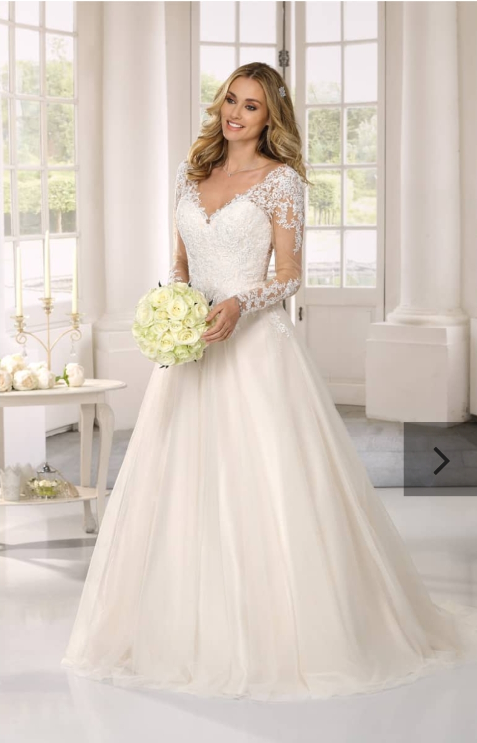 Romantisk brudekjole med lidt farve 