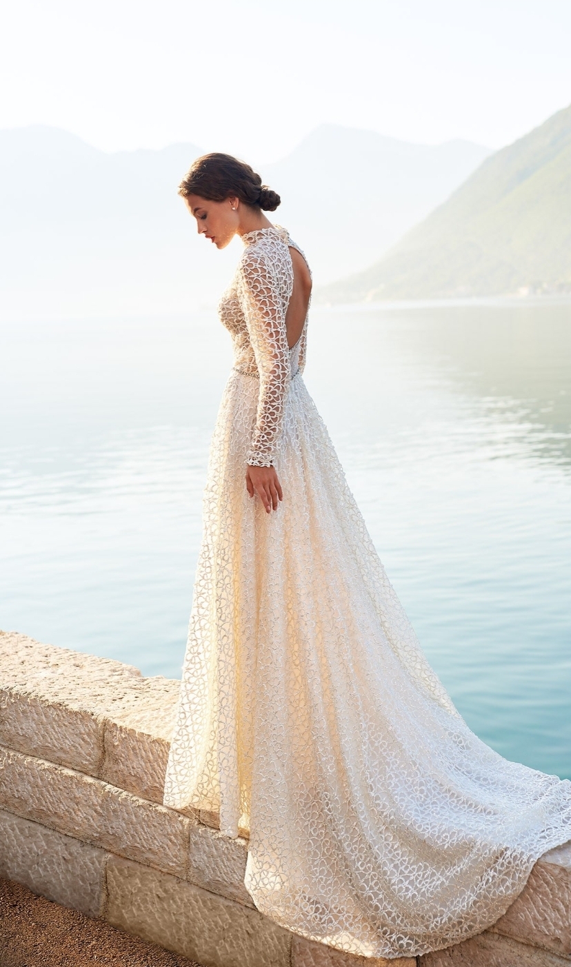 Brudekjole med høj hals