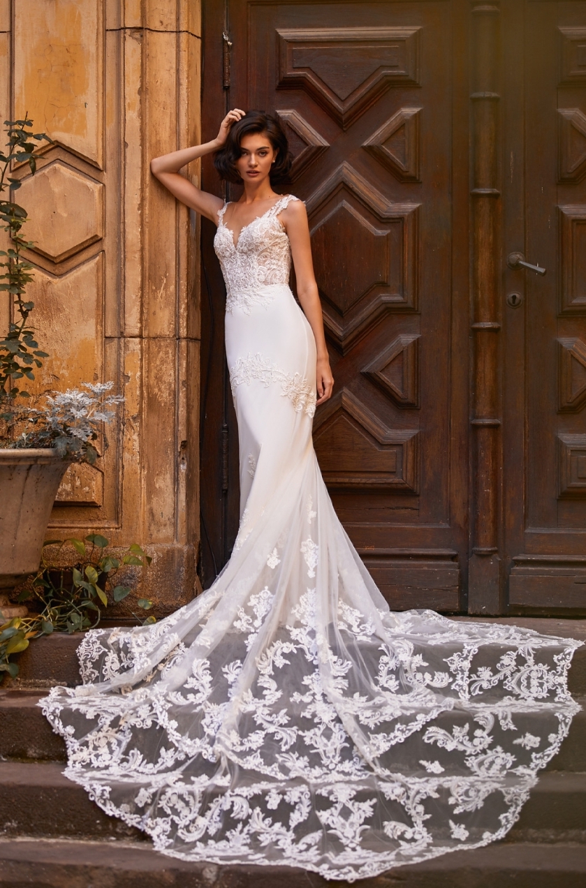 Sunrize brudekjole med blonde slæb 