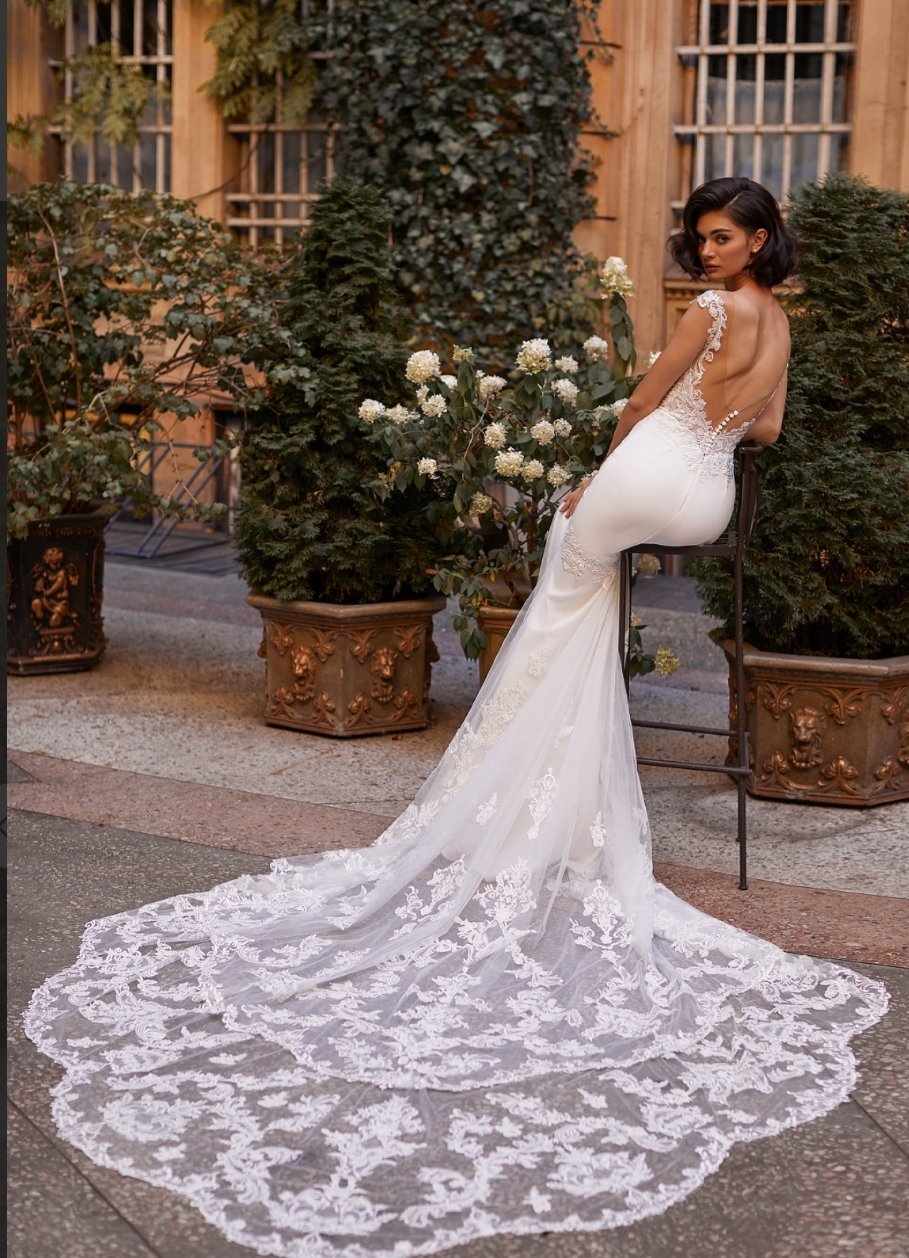 Sunrize brudekjole med blonde slæb 