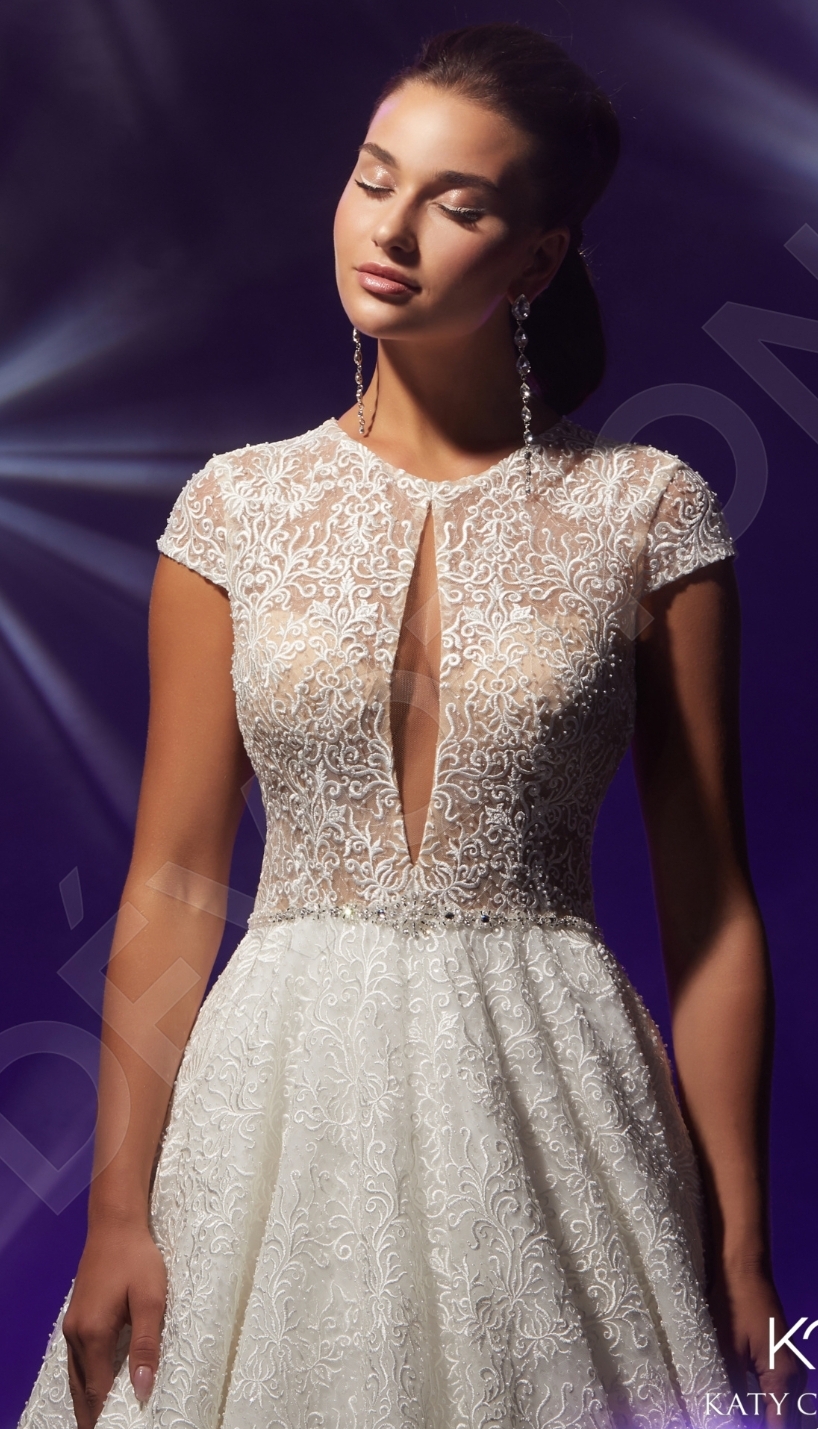 Eva brudekjole med høj hals og ærme 