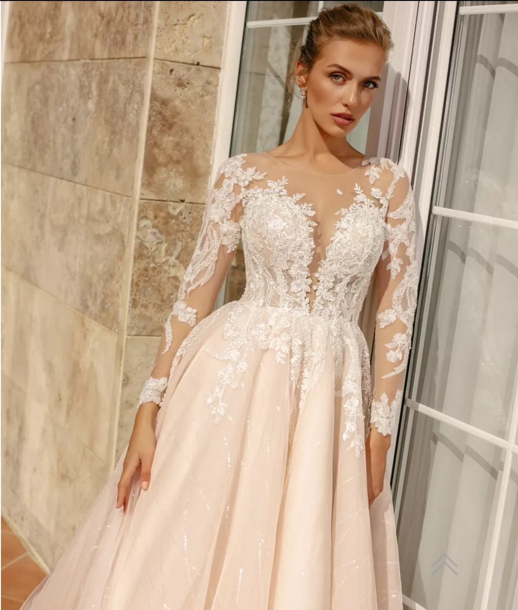 Pamela brudekjole med ærmer og farve