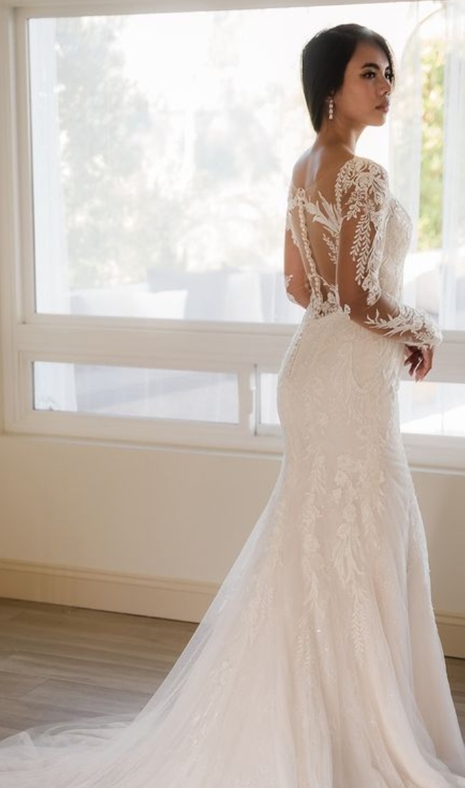  Evelyn brudekjole med lange ærmer og blonder