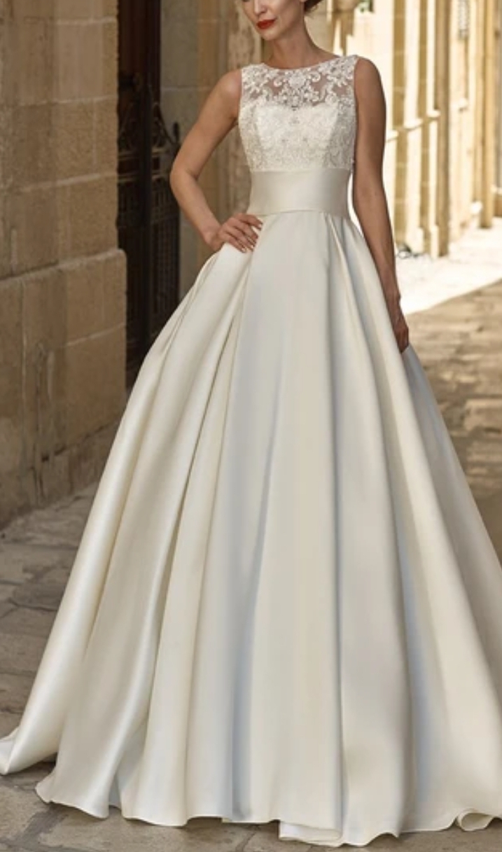 Glat silke brudekjole med blonde