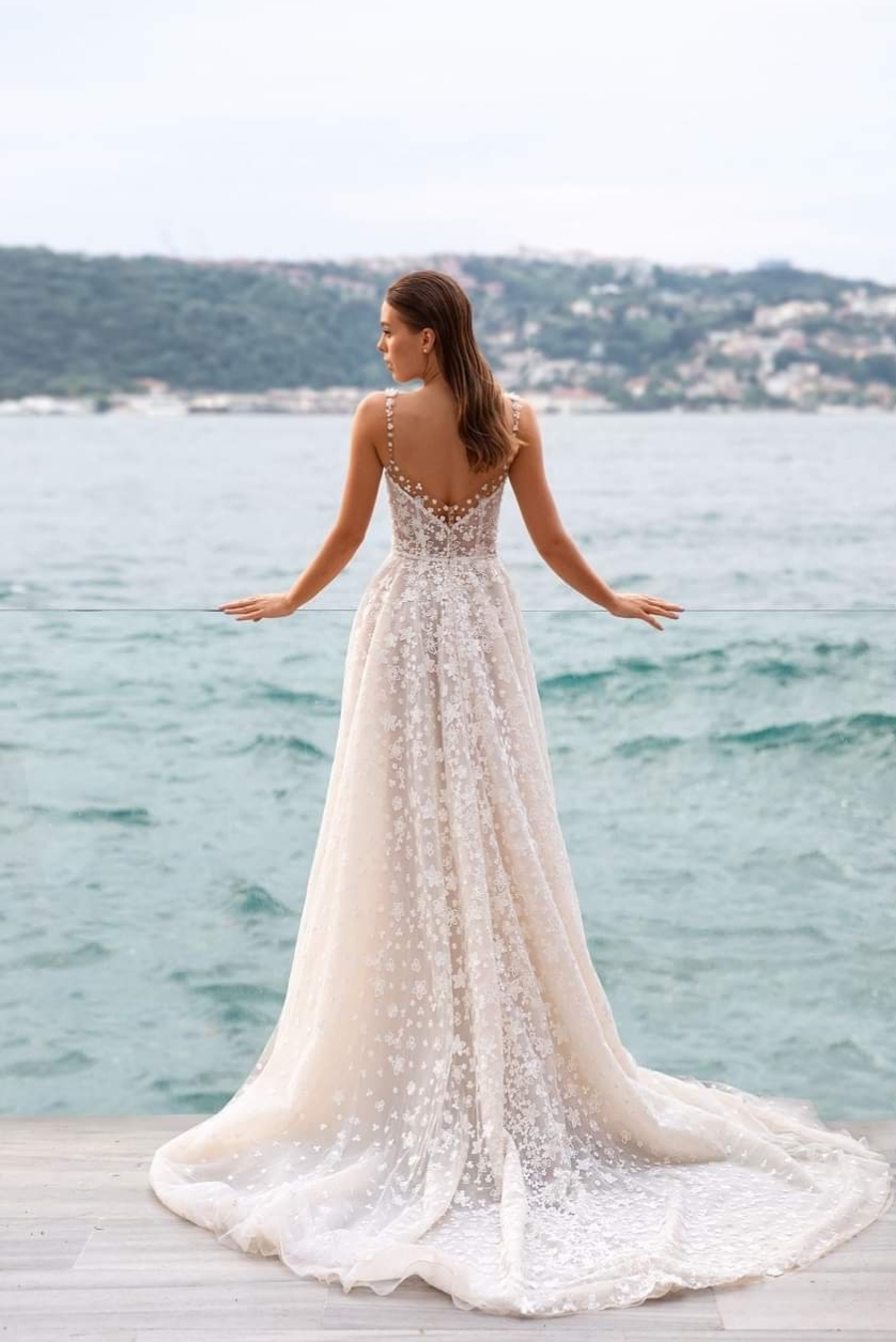 Brudekjole med 3 d blomster