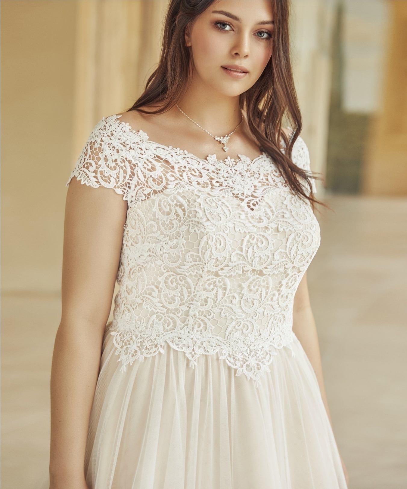 Serena brudekjole fra Bianco evento ring for pris