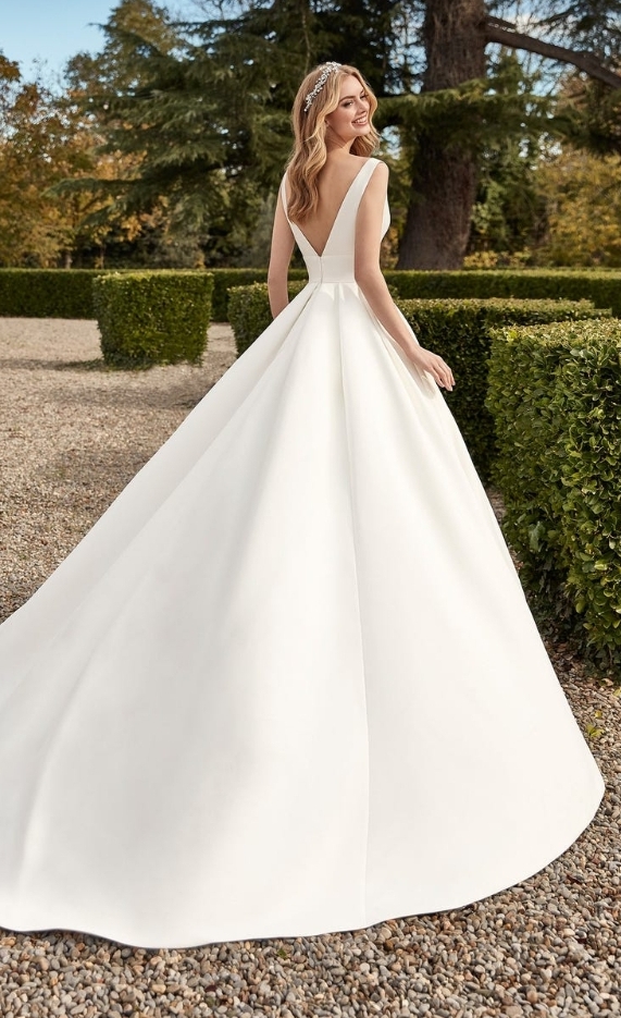 Holistis glat brudekjole med v ryg 