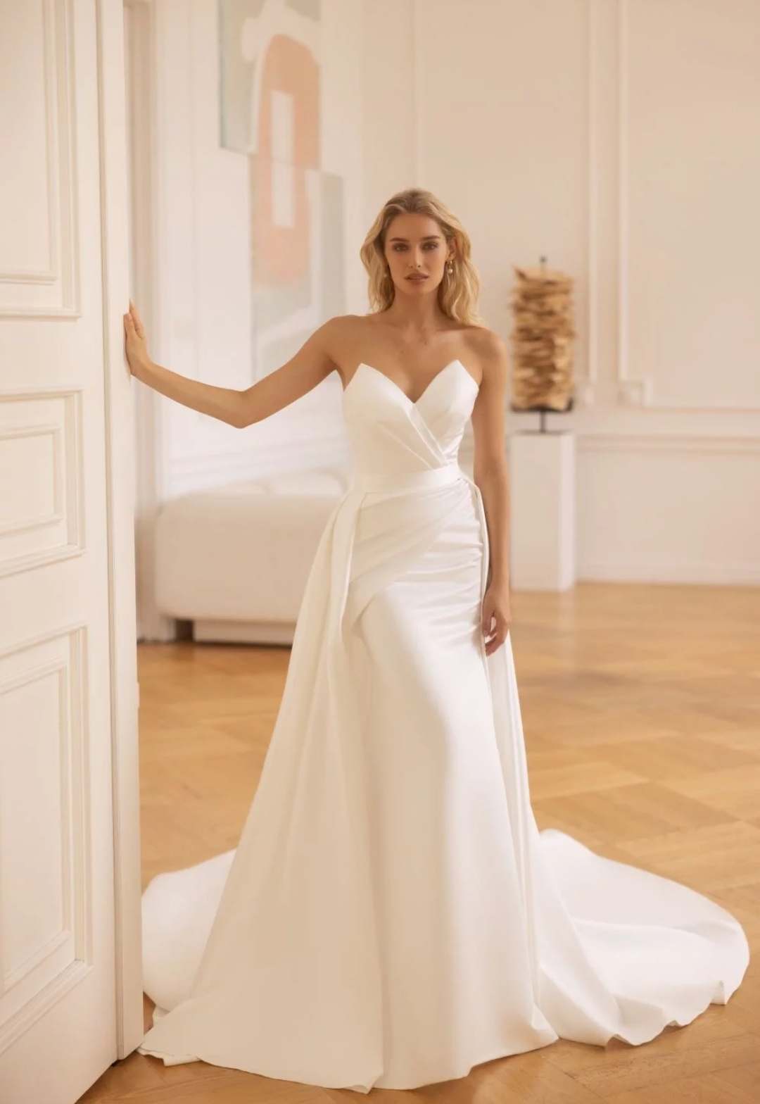 Brudekjole med aftagelig slæb 