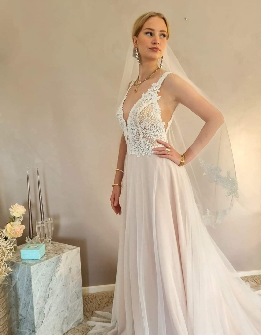 Brudekjole I beige fra BrudekjoleOutlet med slæb