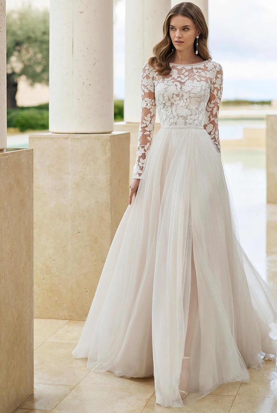 Brudekjole med rundt hals lange ærmer og blomster Vilma