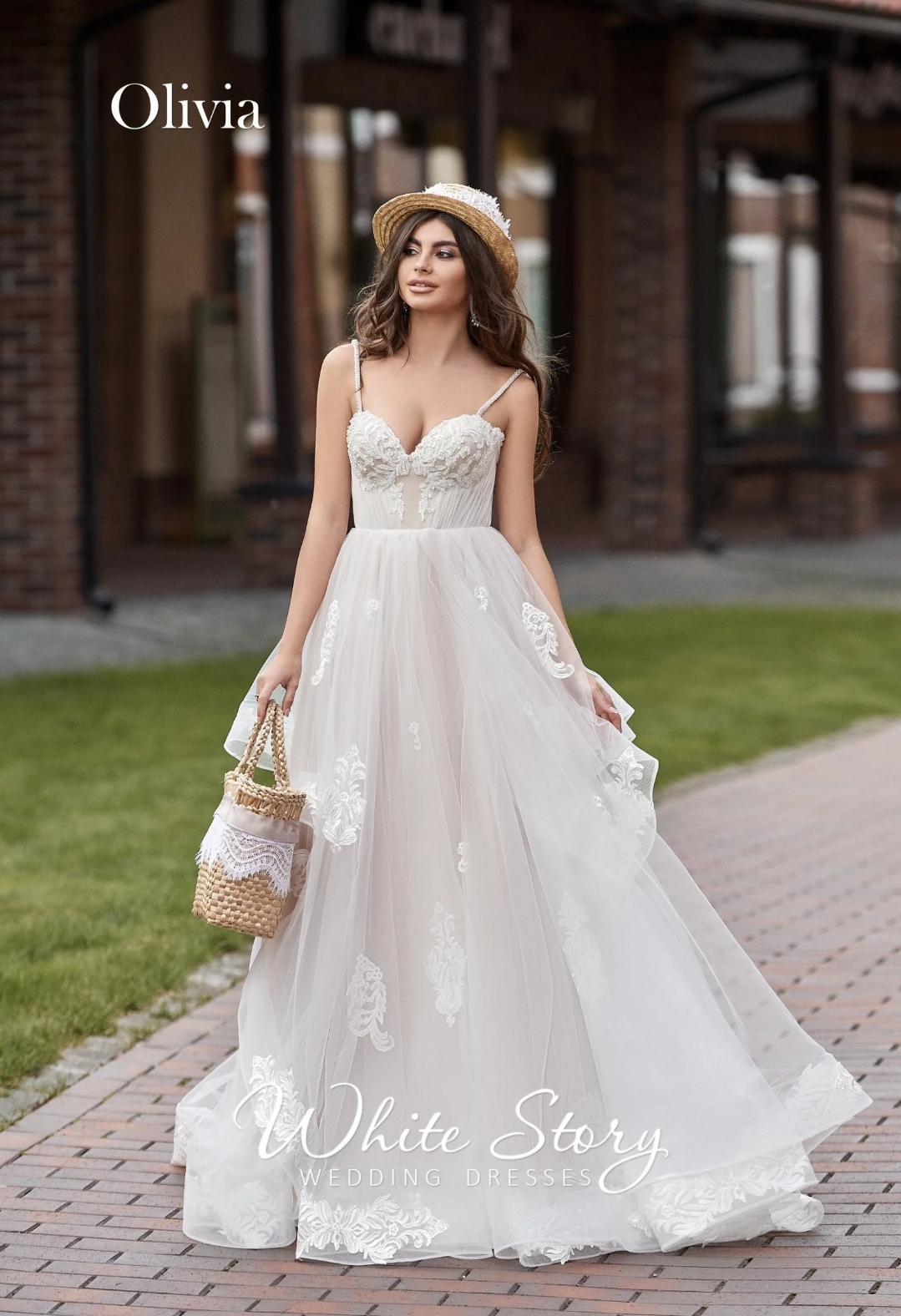 Olivia brudekjole med strop og blonde og tyl