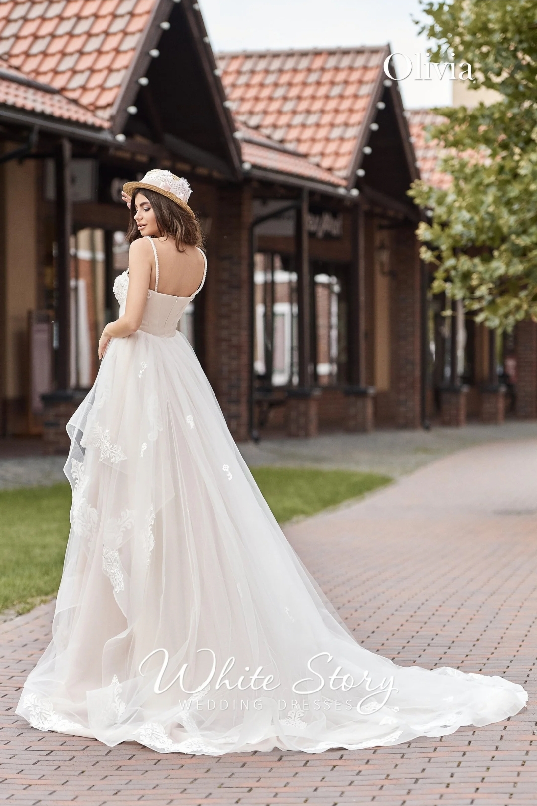 Olivia brudekjole med strop og blonde og tyl