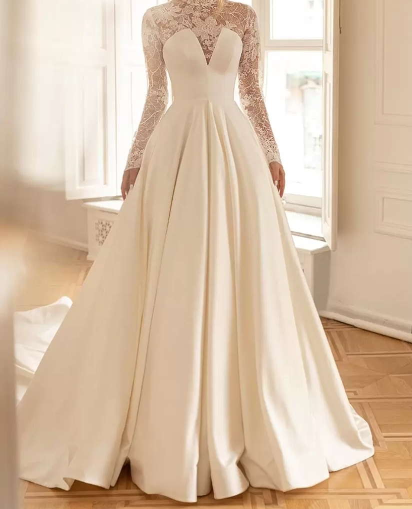 Lej en brudekjole Helly uden blonde top