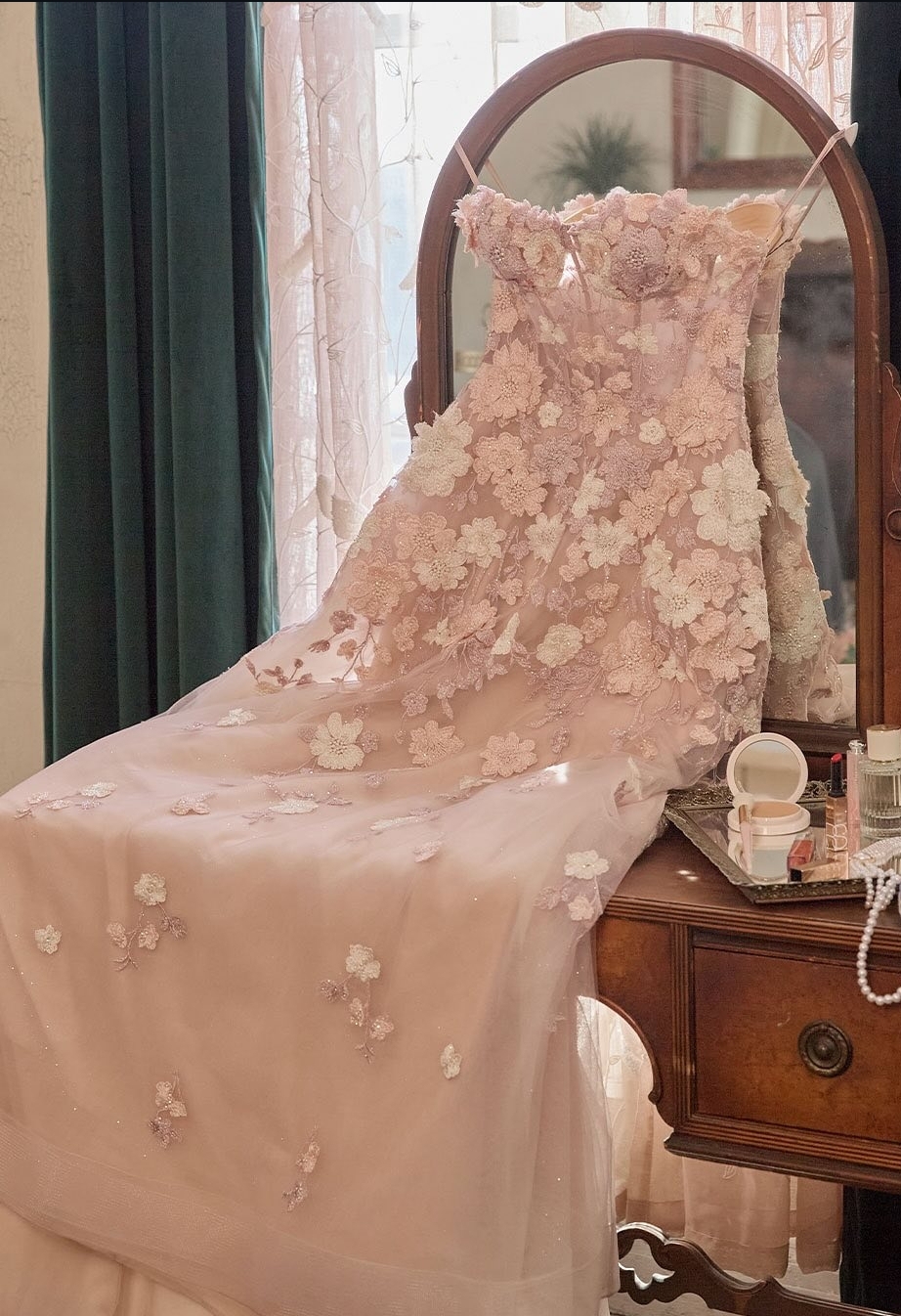 Brudekjole med blomster 