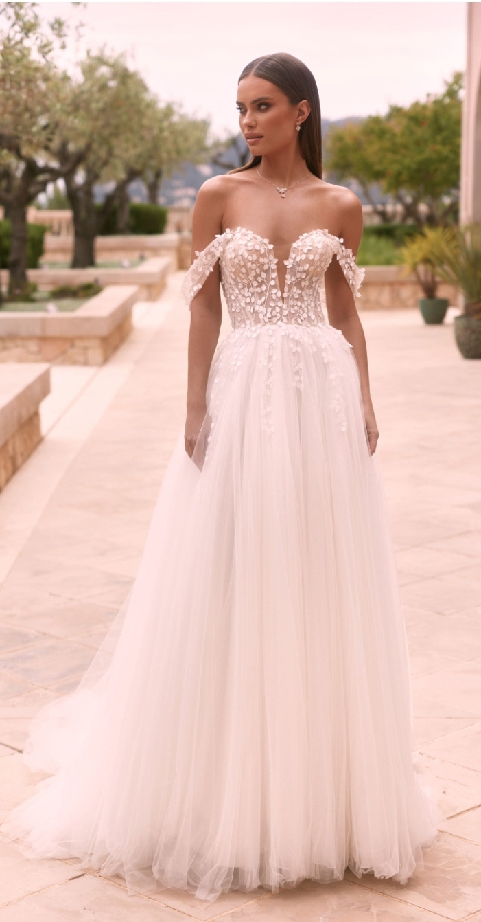 Ronja brudekjoler med strop 