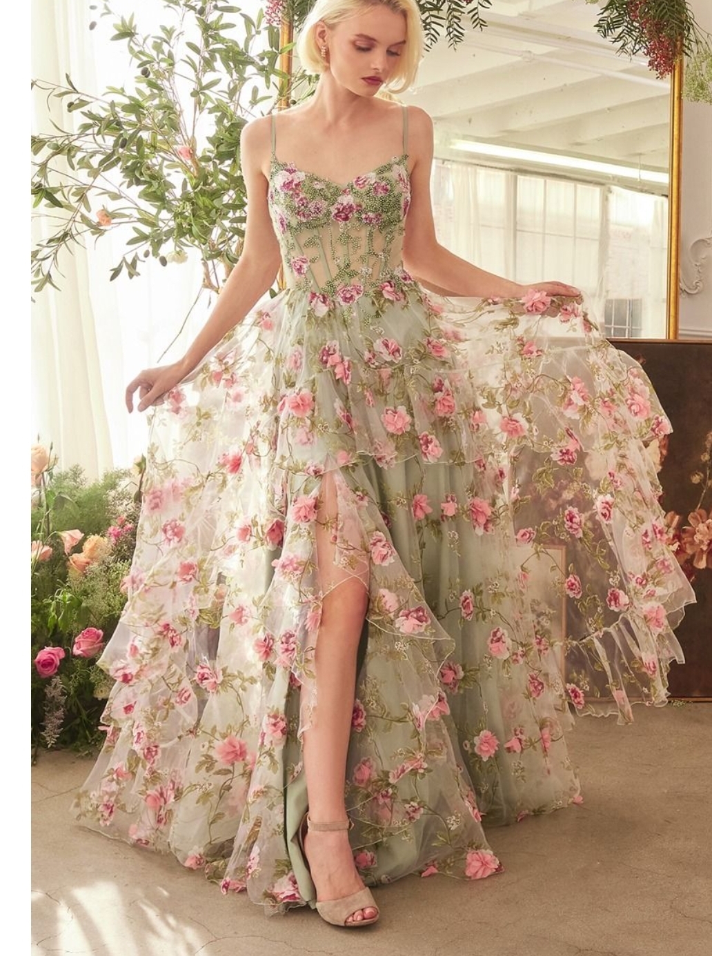 Grøn brudekjole med blomster 