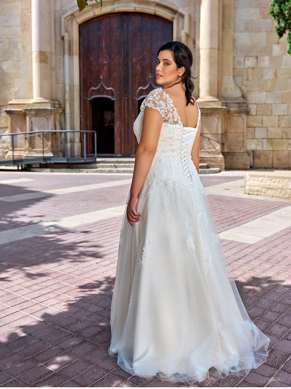 Brudekjole med blonder plus former 