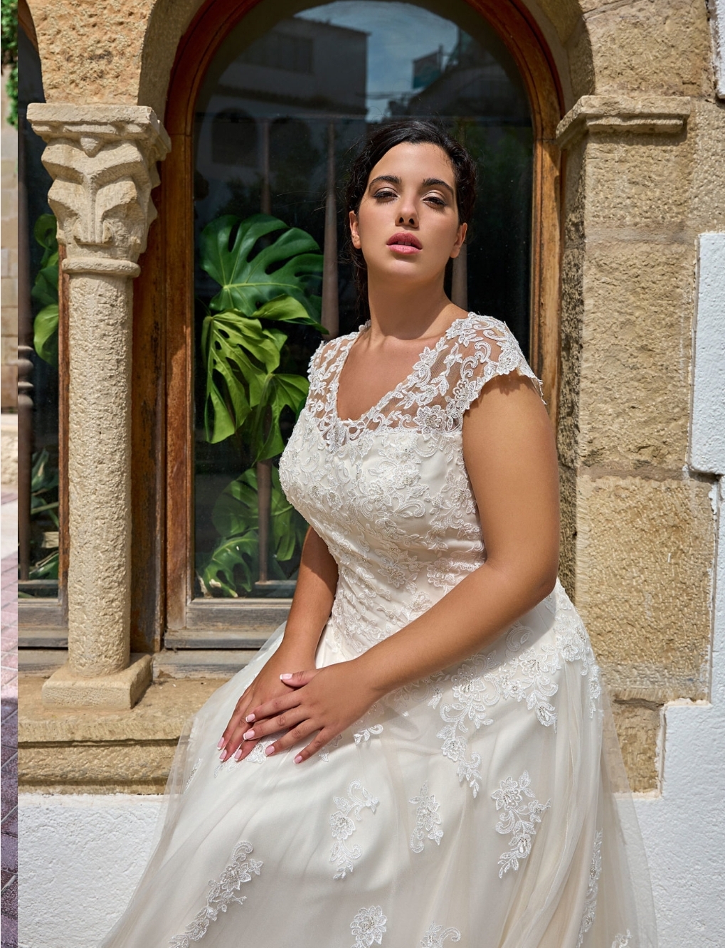 Brudekjole med blonder plus former 