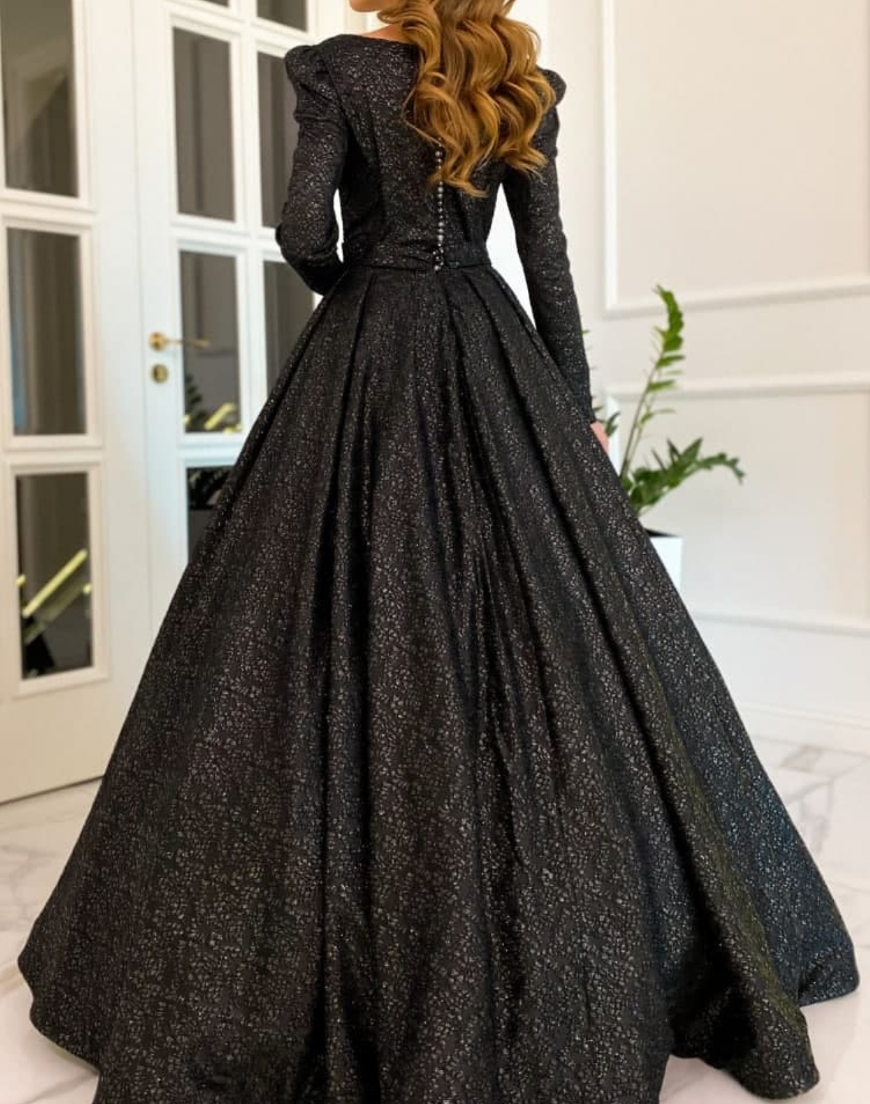 Sort brudekjole med ærmer 