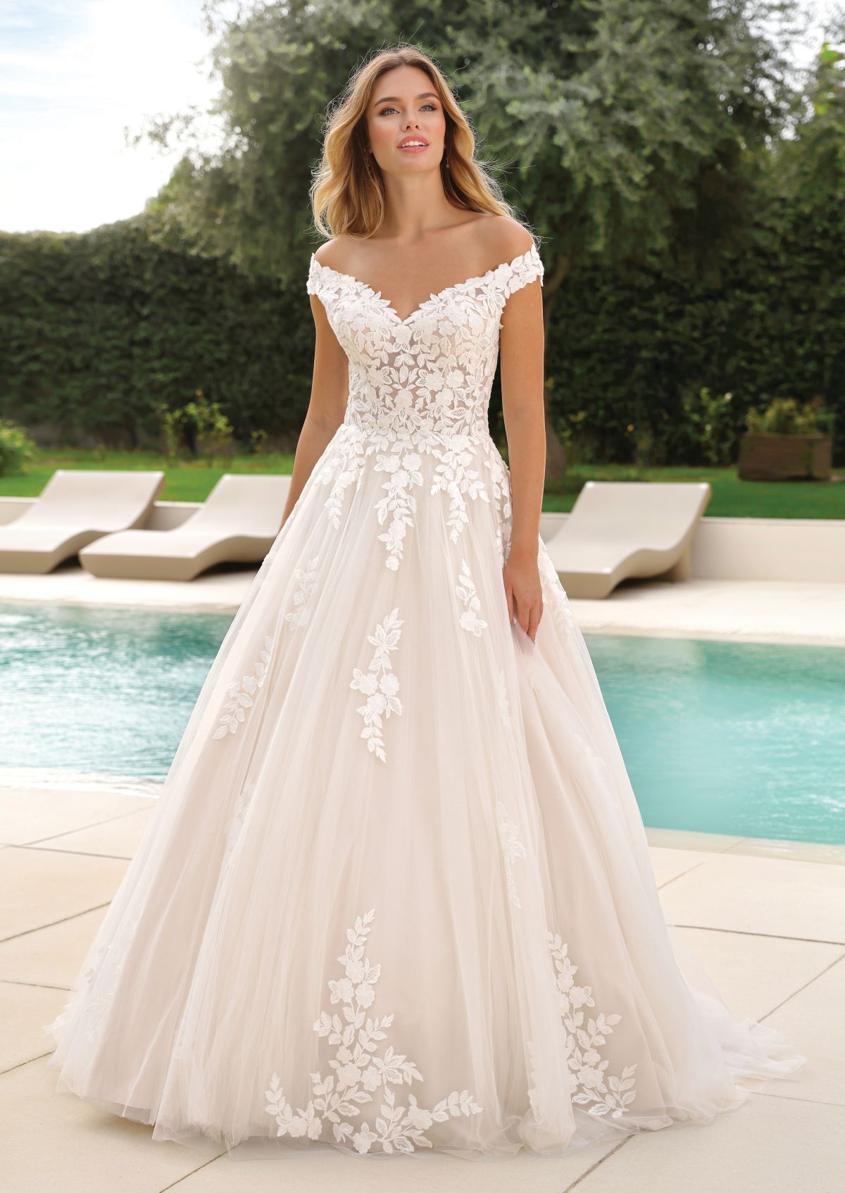 Ada brudekjole med blonder uden glimmer