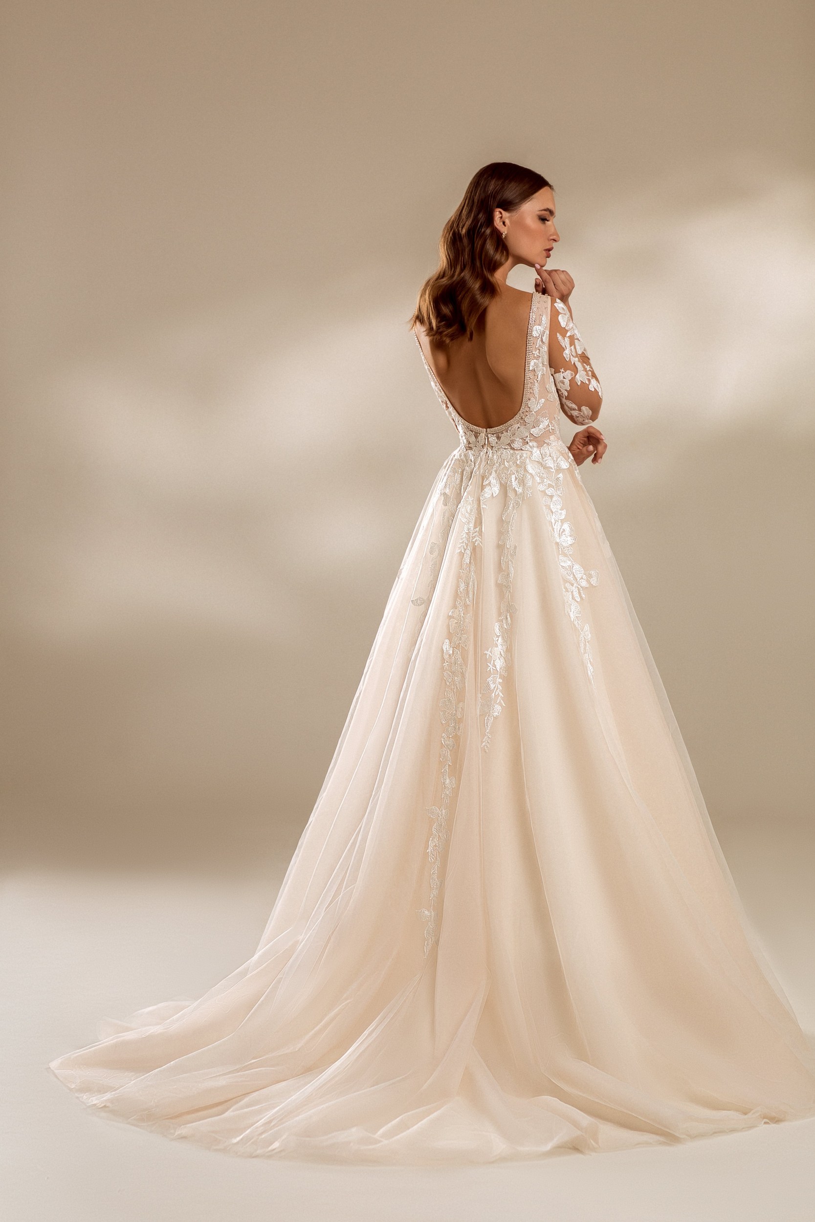 Amber brudekjole med blonder og ærmer