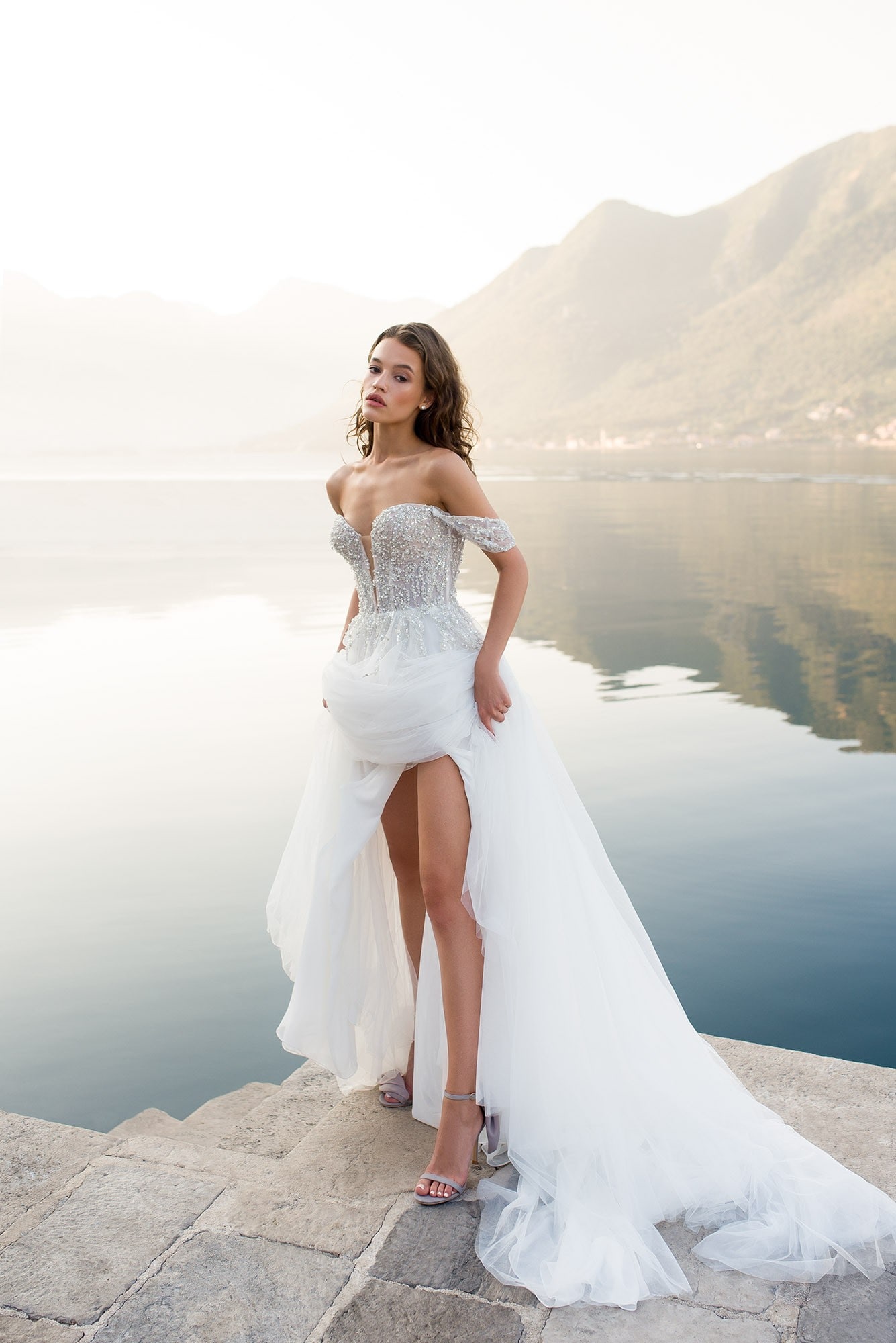 Andrea 2026 model med tyl og ærmer