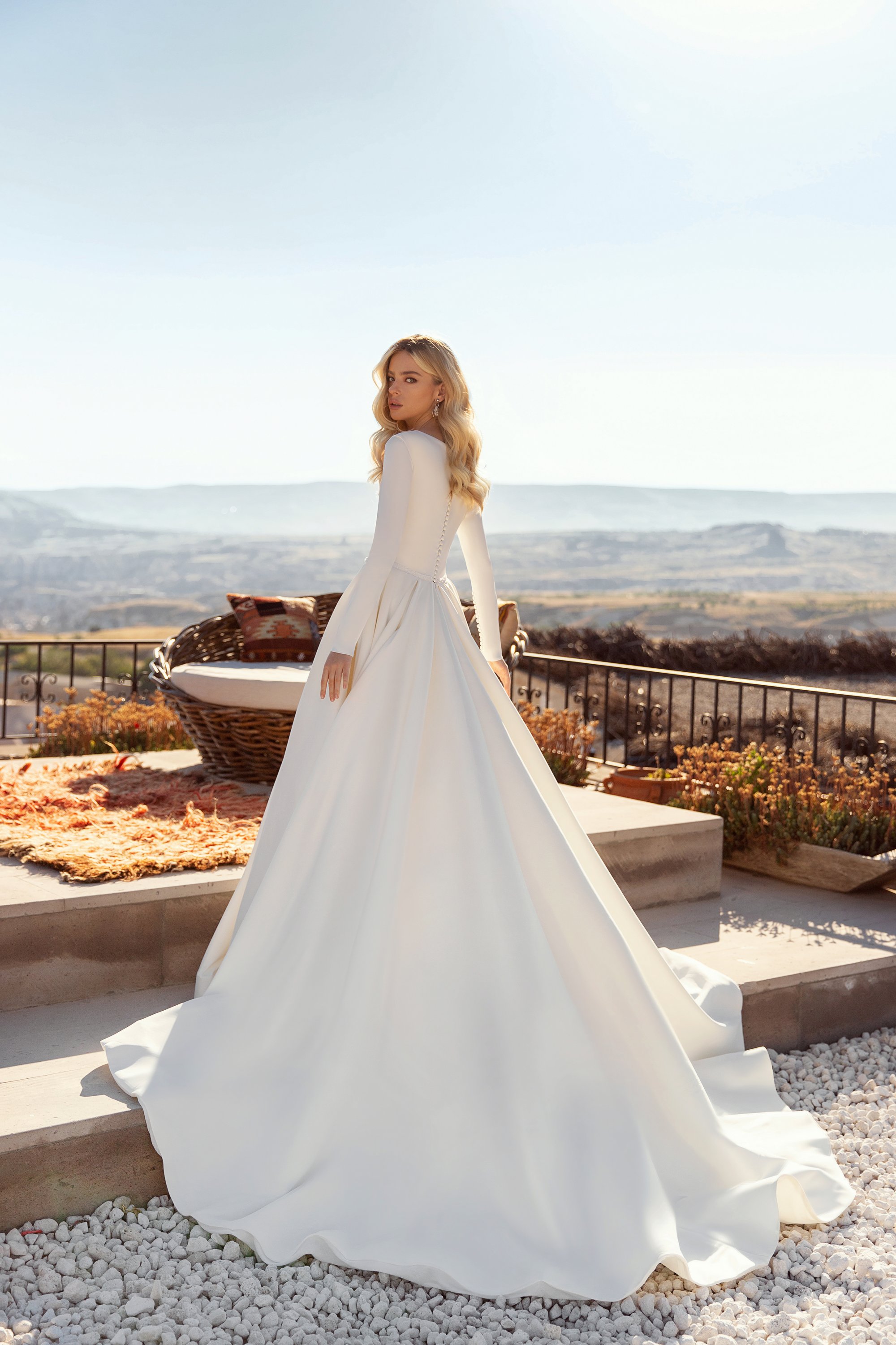 Bernadette 2021-2022 model med lange ærmer og v åben ryg