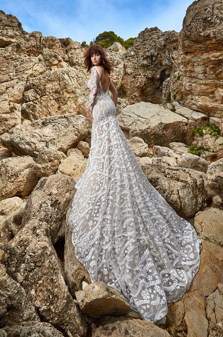 Brudekjolen med lange ærmer og blonder og slæb