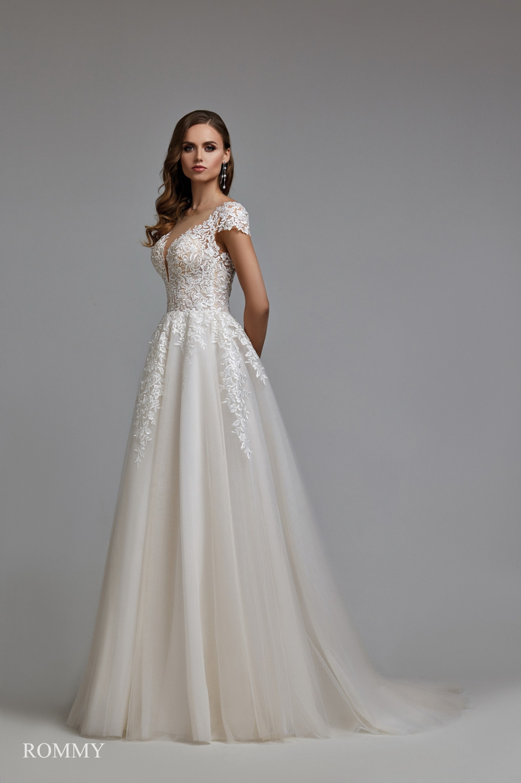 Rommy brudekjolen med blomster romantisk fra BrudekjoleOutlet butik