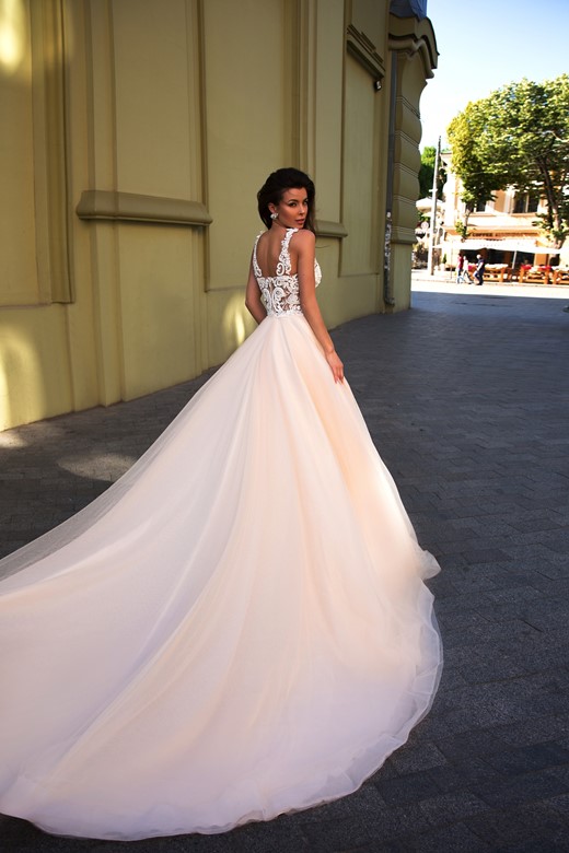 Catalissa 2025 unik brudekjole med blonder og tyl og stram talje