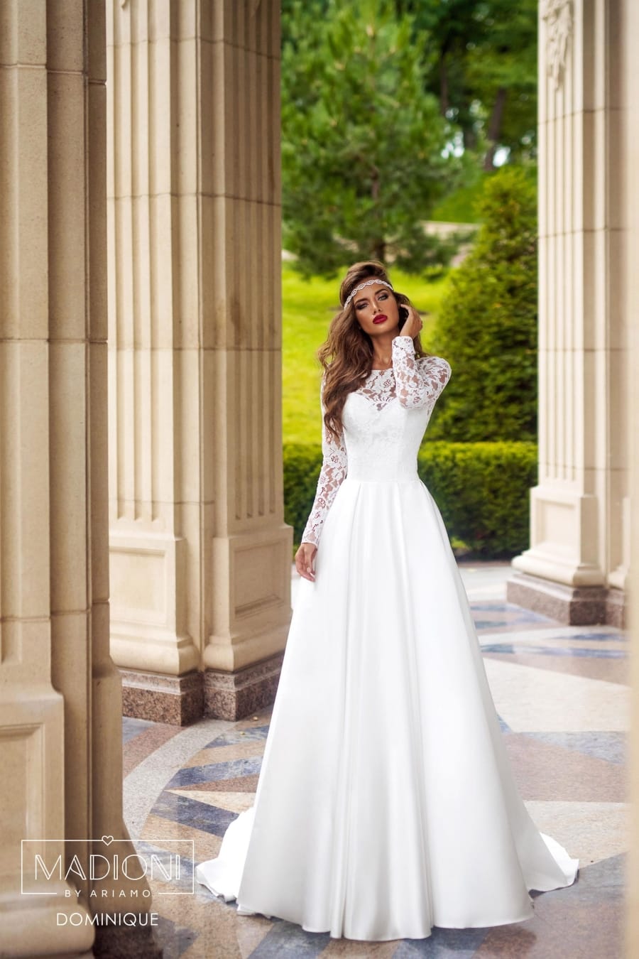 Dominique 2025 med lange blonde ærmer