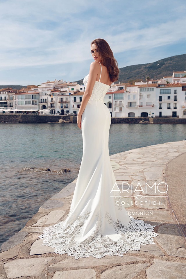 Edmonto med slæb og blonder på slæb