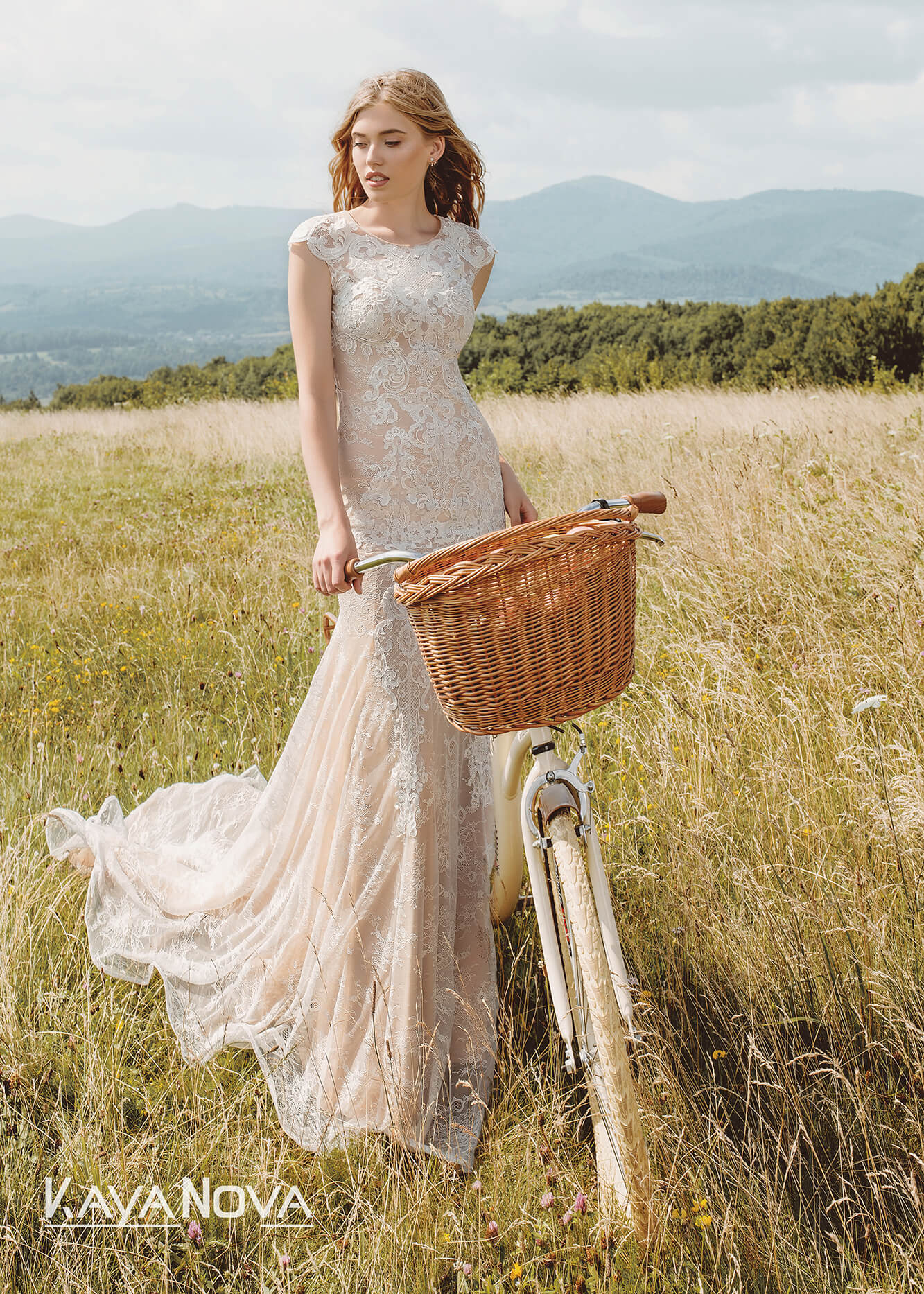 Kelly brudekjole bohemisk brun med lange ærmer og grove blonder