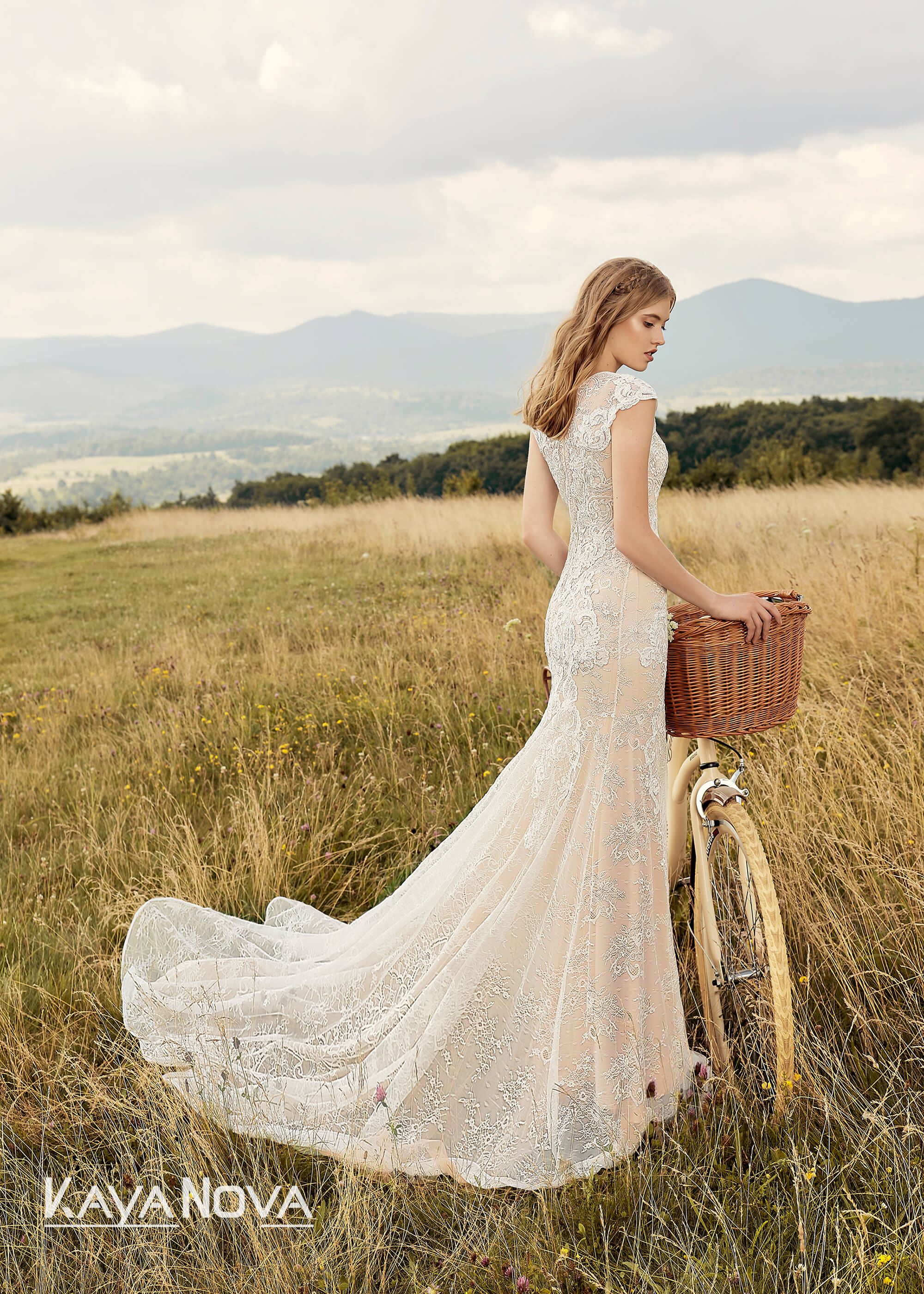 Kelly brudekjole bohemisk brun med lange ærmer og grove blonder