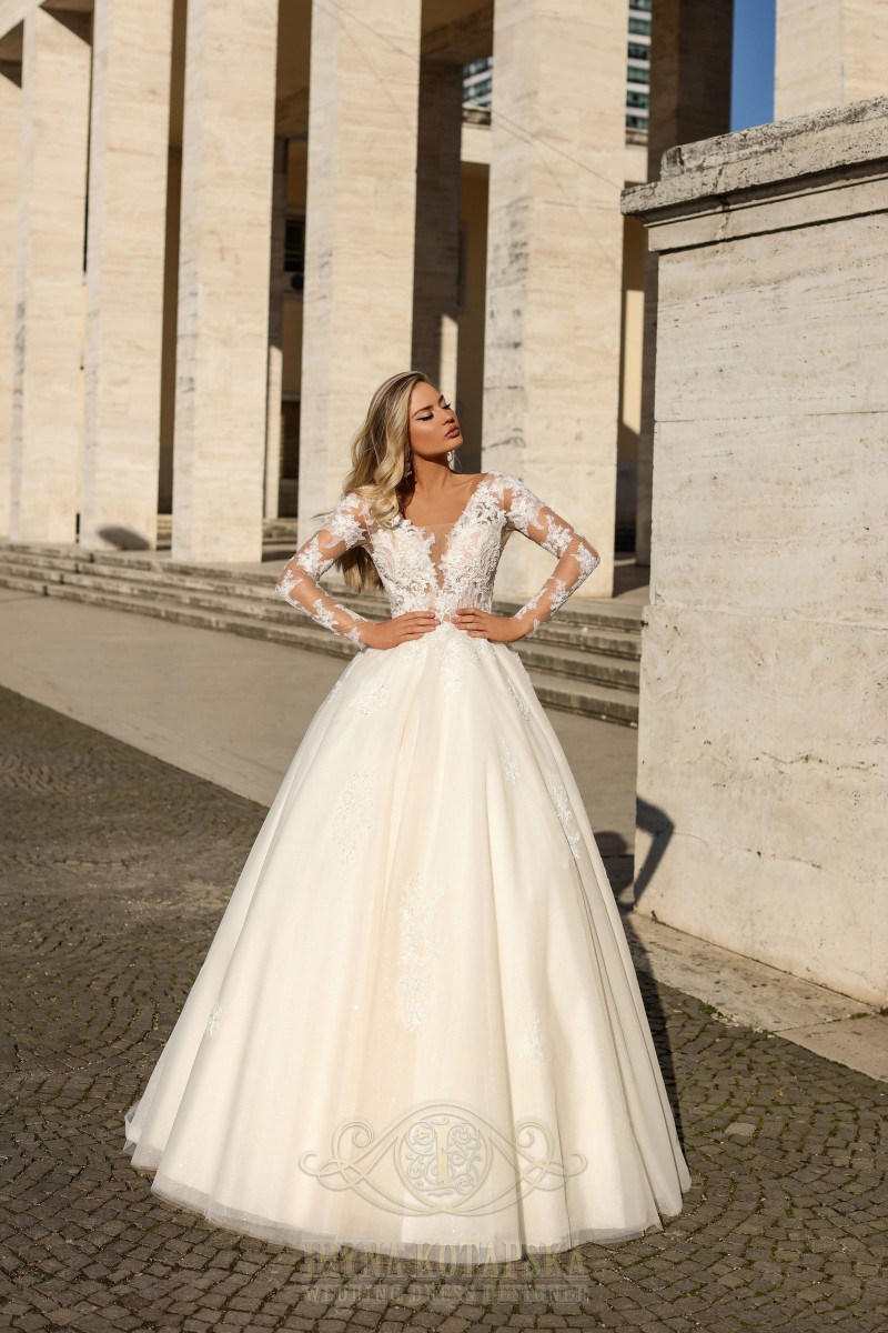 Brudekjole med Lange ærmer i store størrelser.