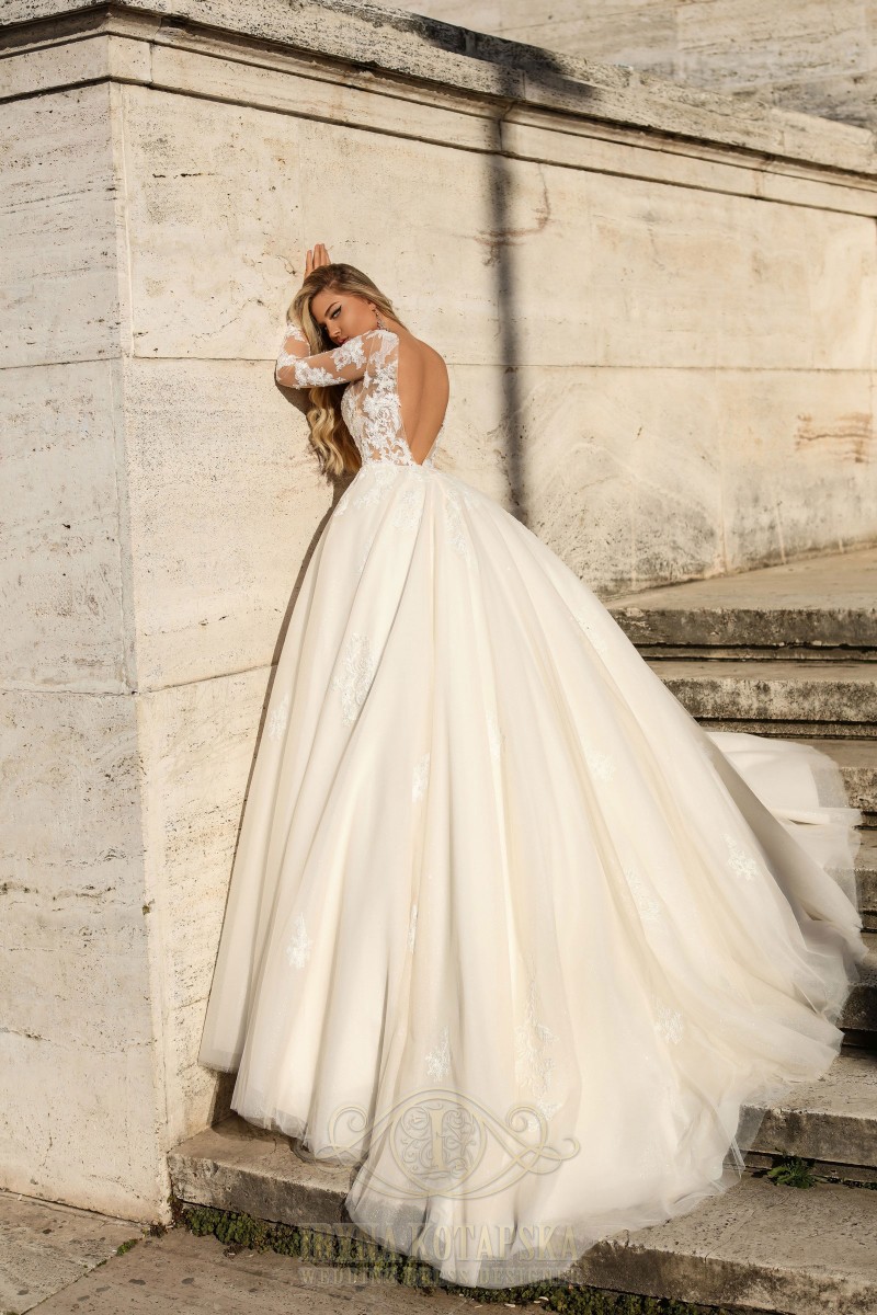 Brudekjole med Lange ærmer i store størrelser.